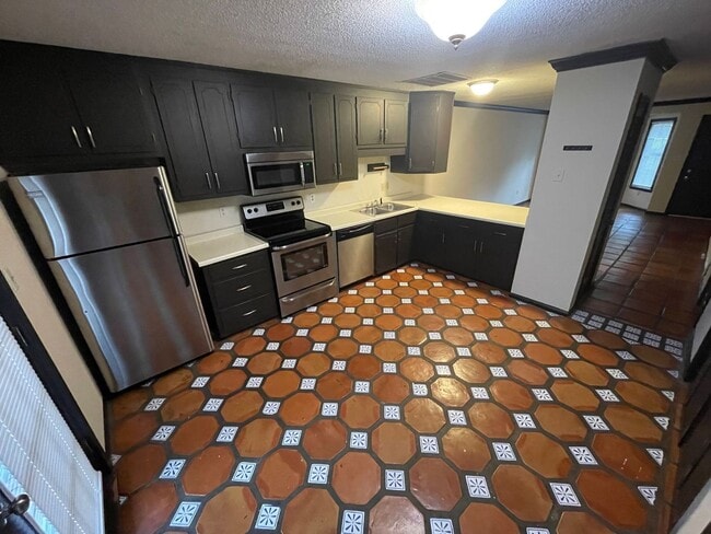Building Photo - AVAILABLE FOR IMMEDIATE MOVE IN!