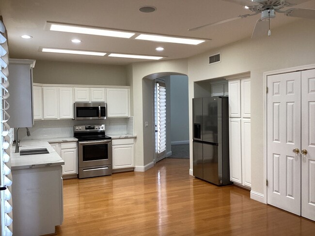 Building Photo - 741 W Barcelona Ln