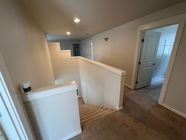Building Photo - Spacious 5-Bed, 2.5-Bath Single-Family Home in Redmond