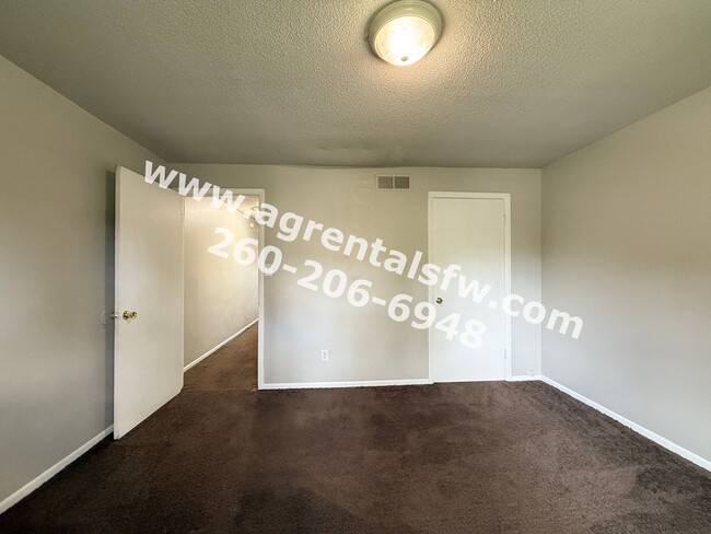 Building Photo - 3 Bedroom House