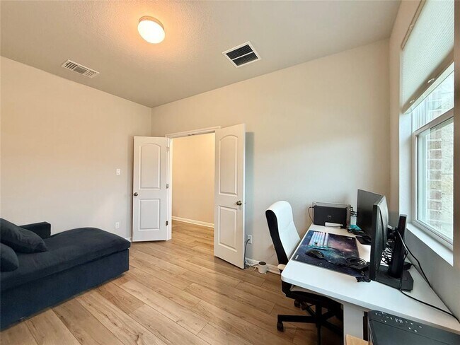 Building Photo - 923 Palo Brea Lp