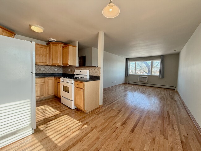 Building Photo - 4600 N Cumberland Ave