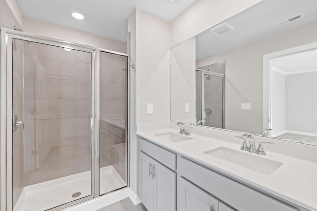 Building Photo - 3BR/2BA Townhouse Available JUNE 5!