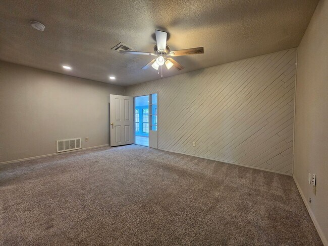 Building Photo - Cute 4 bedroom home in Shawnee