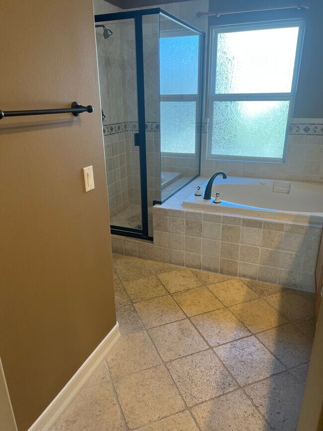 Building Photo - Custom home 1 block to ocean