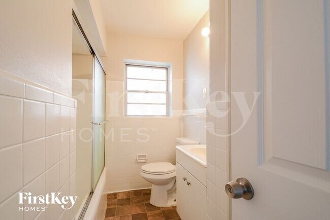 Building Photo - 1085 Colby Ave