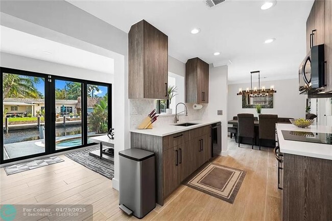 Building Photo - 530 SW 11th Ave