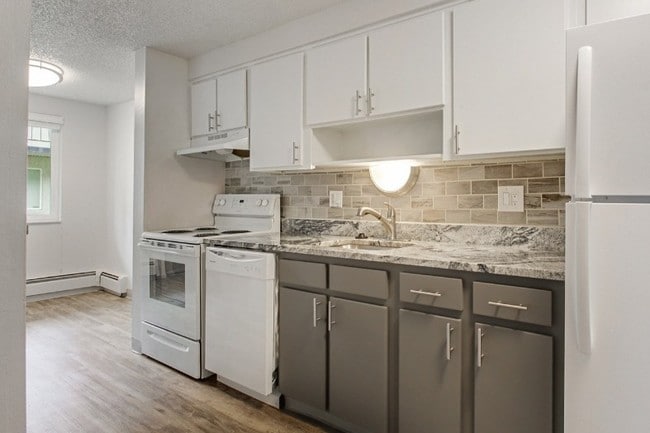 Building Photo - Carriage Hill