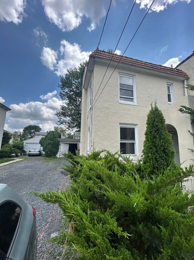 Building Photo - 936 Parkside Ave.