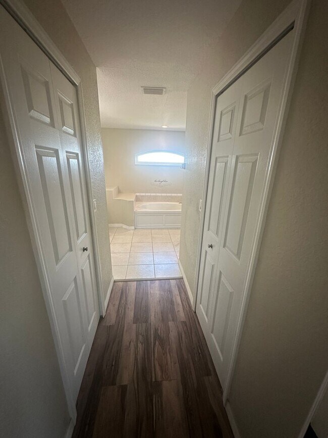 Building Photo - 4 Bedroom plus Den - 2 Bathrooms - 2 Car G...