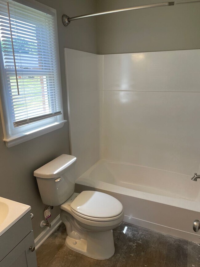 Building Photo - 1008 Claremont Ave NE