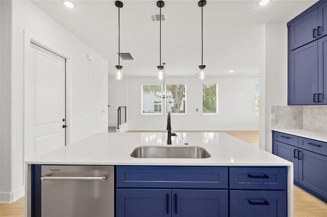 Building Photo - 1608 Kit Cir