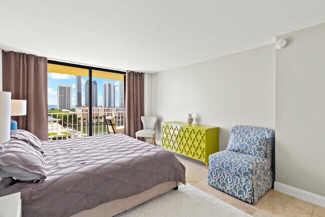 Building Photo - 290 174th St St