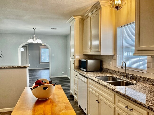 Building Photo - 106 N Eastwood St