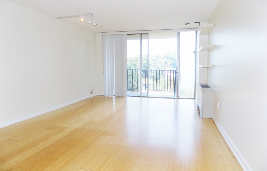 Living Room - 4600 S Four Mile Run Dr