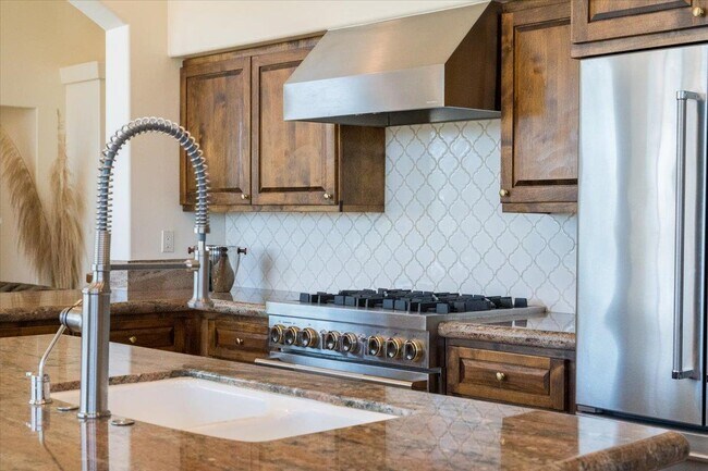 Building Photo - 6750 Golden Pheasant Ln
