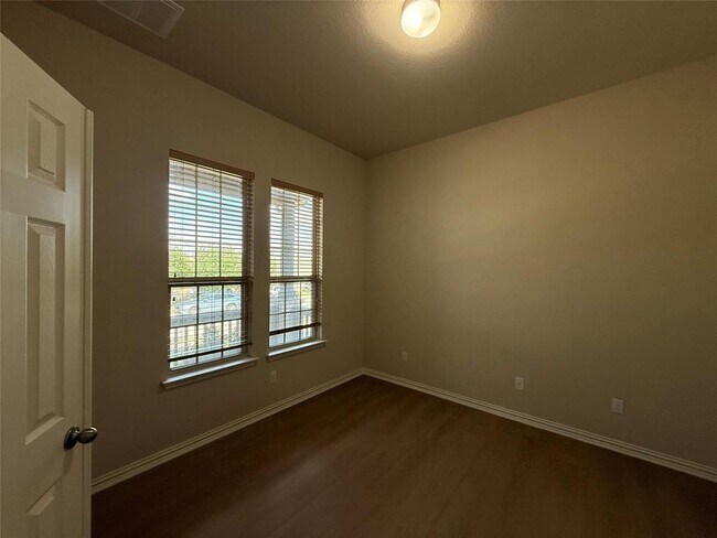 Building Photo - 633 Peregrine Way