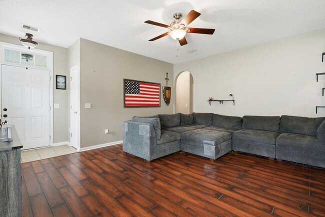 Building Photo - Charming 3BR Home in Richmond Hill with Pond View & Great Location!