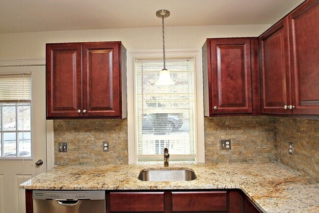 Building Photo - 705 River View Ln
