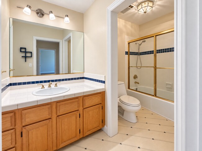 Building Photo - 3071 Crestablanca Dr