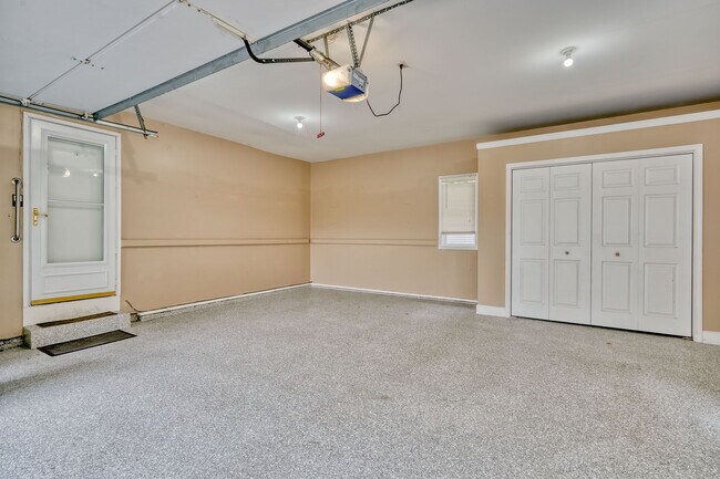 Building Photo - 6 Greenwood Park