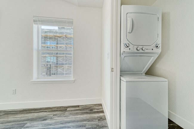 Building Photo - D60