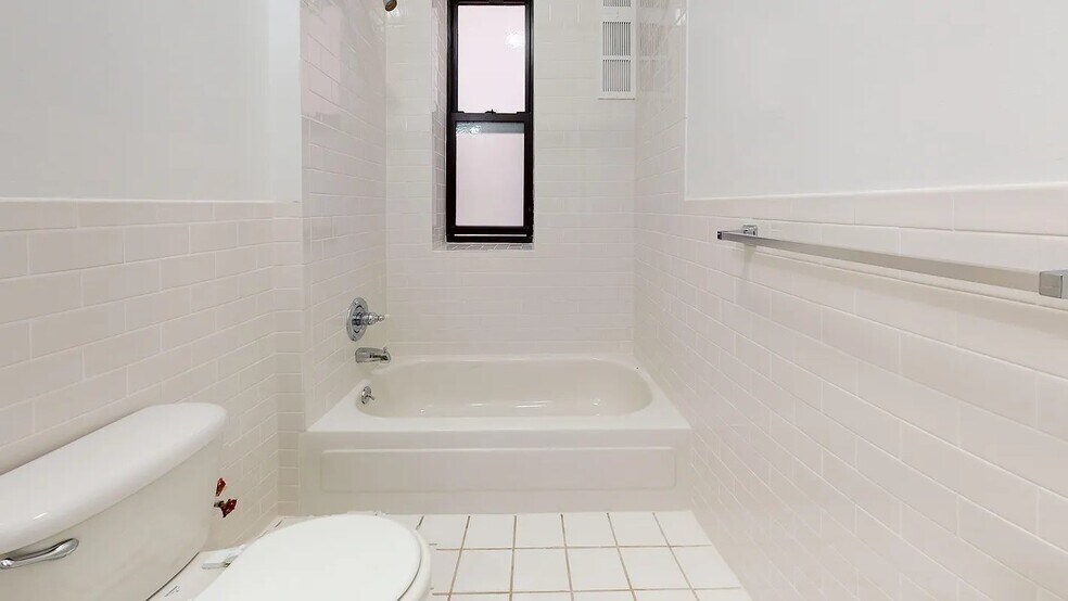 Building Photo - 656 W 204th St
