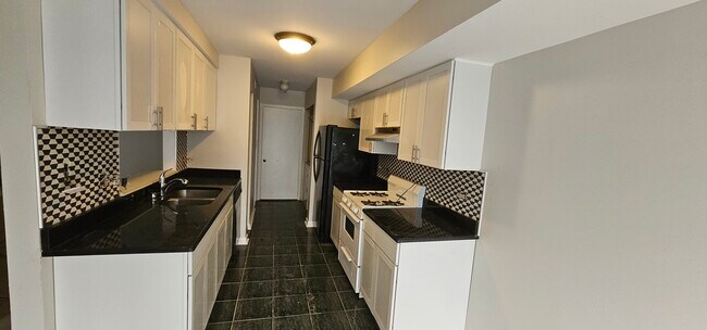 Updated Kitchen - 115 Hazelnut Dr