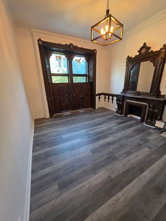 Building Photo - Newly Renovated 3 Bed Apartment *MOVE-IN S...