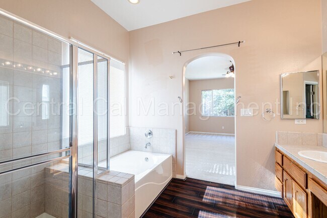 Building Photo - 3 Bedroom/2 Bath Home with an office and paid solar - $2695 per month!