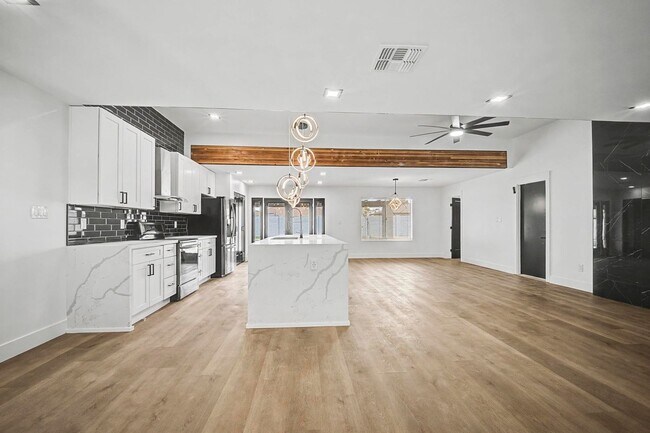 Building Photo - Tempe 5 bedroom 3 bath with pool and HUGE yard