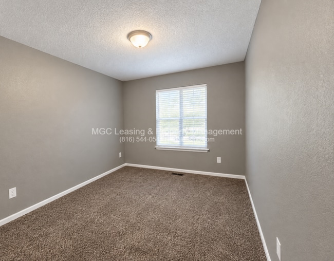 Building Photo - Beautifully Updated Home in Quiet Blue Springs Cul-de-Sac