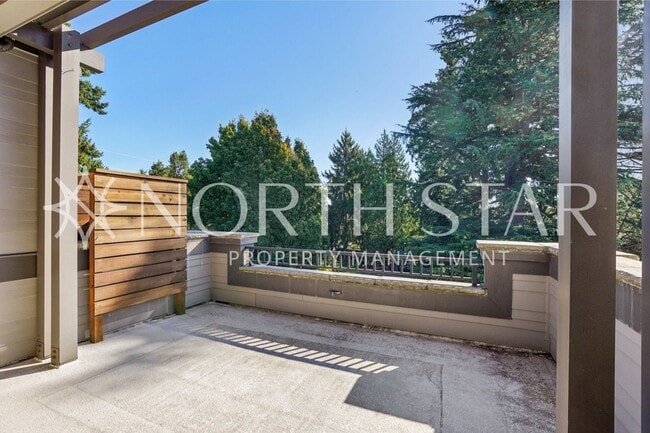 Building Photo - Luxury Living in the Heart of Lake Oswego: Stylish 3-Story Townhouse