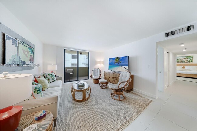 Building Photo - 1621 Collins Ave