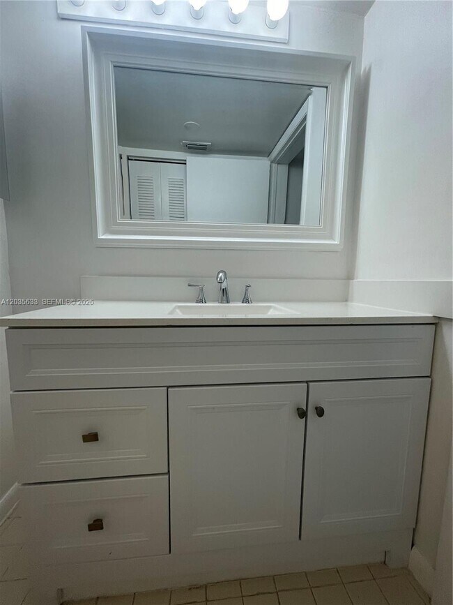 Building Photo - 2811 N Oakland Forest Dr