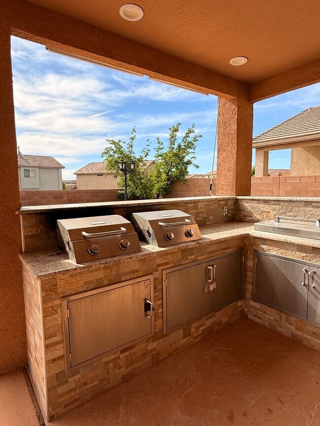 Building Photo - 2148 Vista de Colinas Dr SE