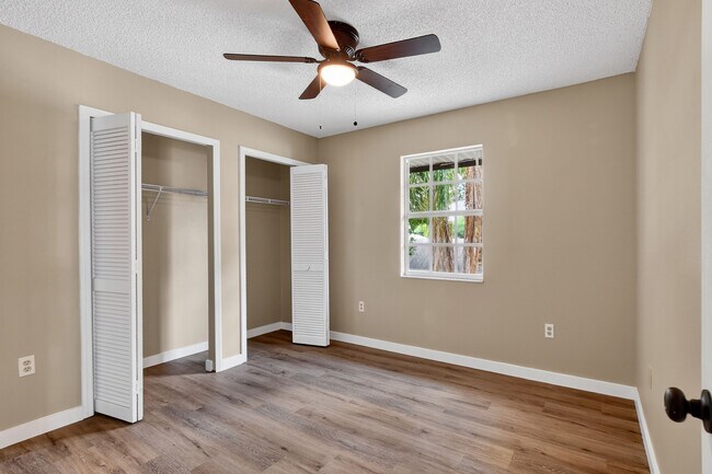 Building Photo - 802 Arietta Cir N