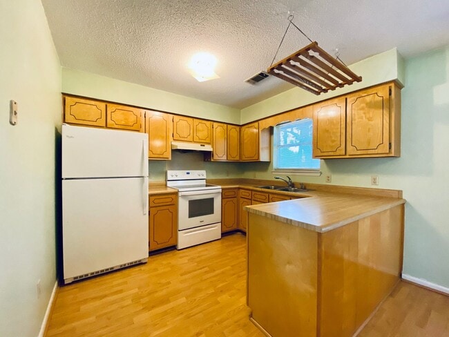 Building Photo - AVAILABLE NOW  [PET FRIENDLY]