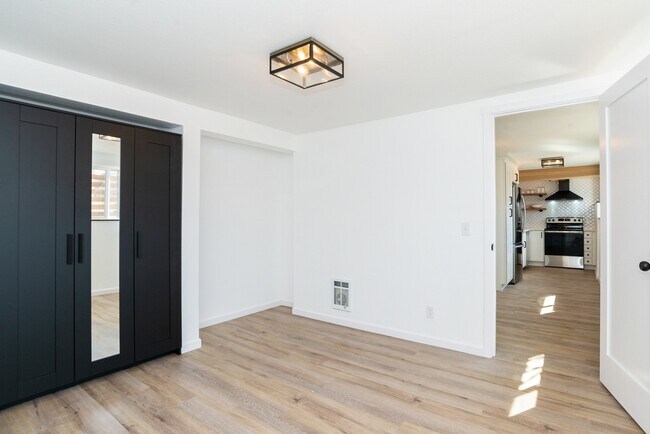 Building Photo - Fantastic 1 bedroom 1 bathroom condo in Queen Anne- Available NOW!