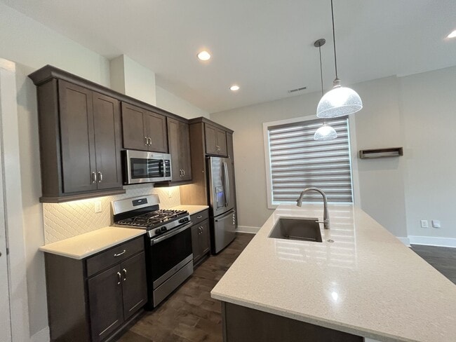 Building Photo - 2/2.5 - MODERN TOWNHOME IN THE NATIONS