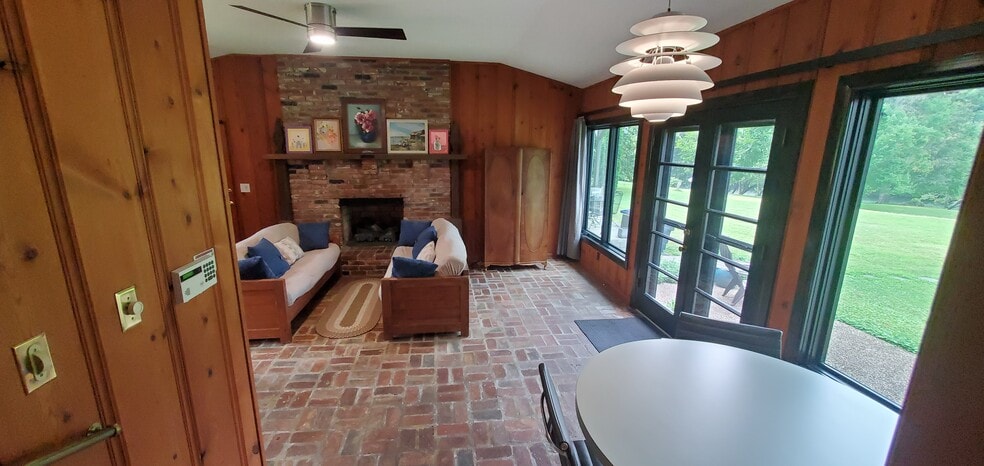 Den - 126 Cypress Bend Pl