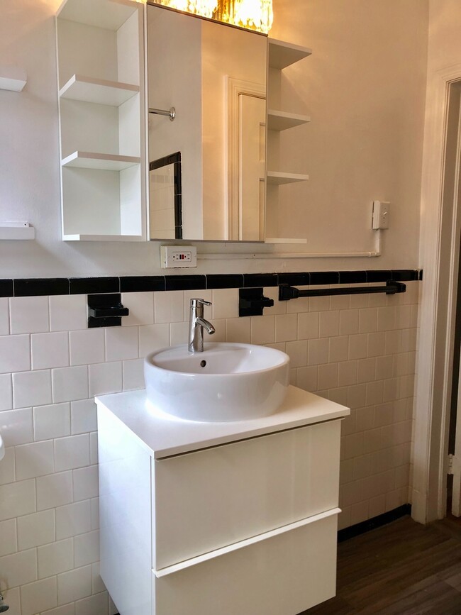 Building Photo - Updated 3 Bedroom Townhome - Edmondson/Hun...