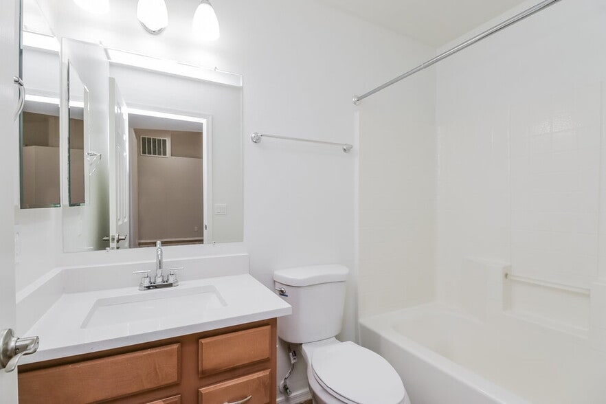 Building Photo - 4966 E Magnus Dr