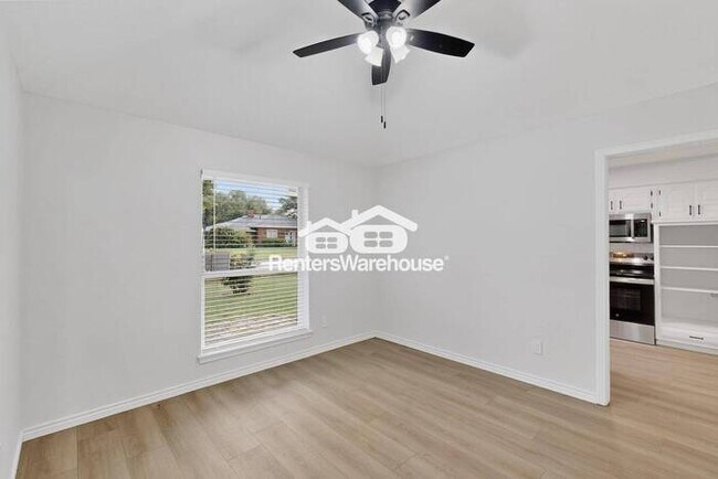 Building Photo - MOVE IN READY COMPLETELY UPDATED - 3BED/2B...
