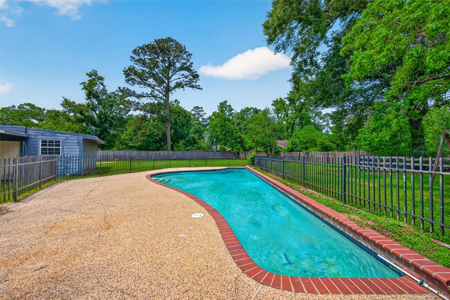Building Photo - 1701 Mistletoe Ln