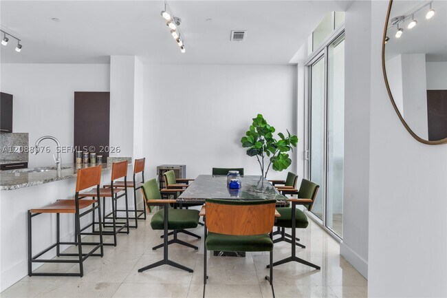 Building Photo - 950 Brickell Bay Dr