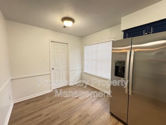 Building Photo - 740 Ledyard Pl