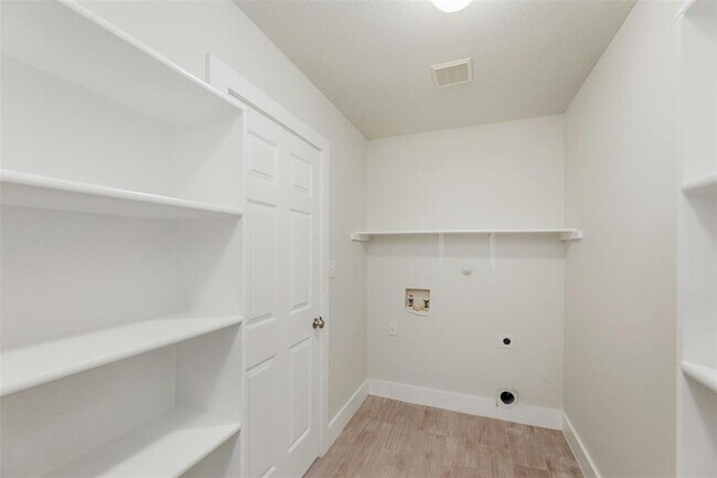 Building Photo - 705 Catumet Dr