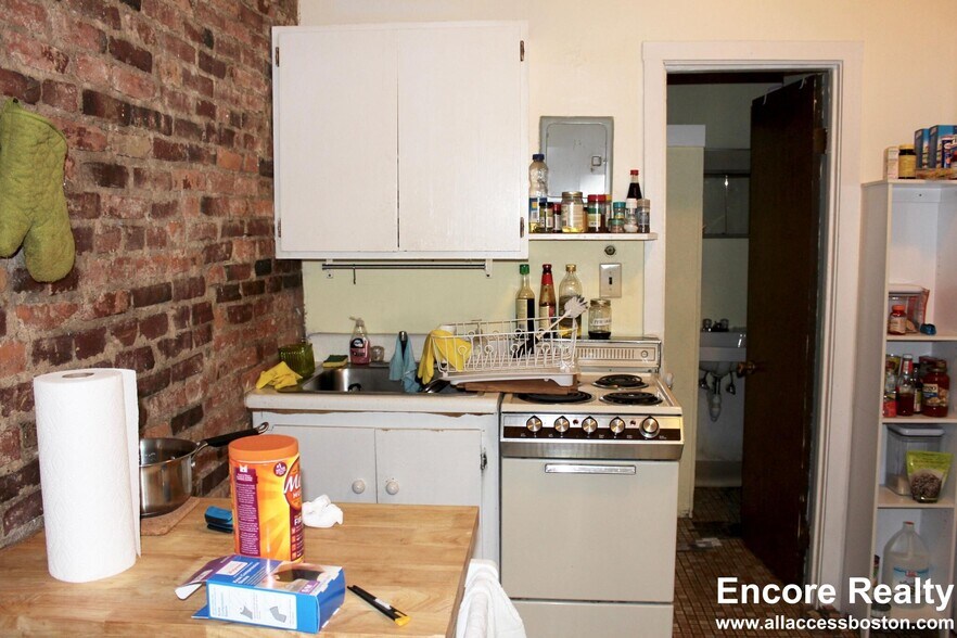 Building Photo - 40 Anderson St