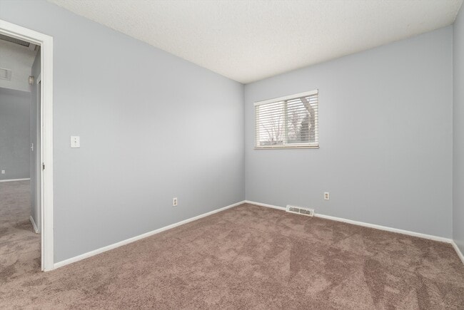 Building Photo - 5025 E Weaver Ave